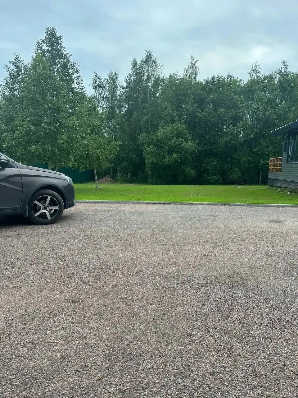 Газон и парковочная зона на участке