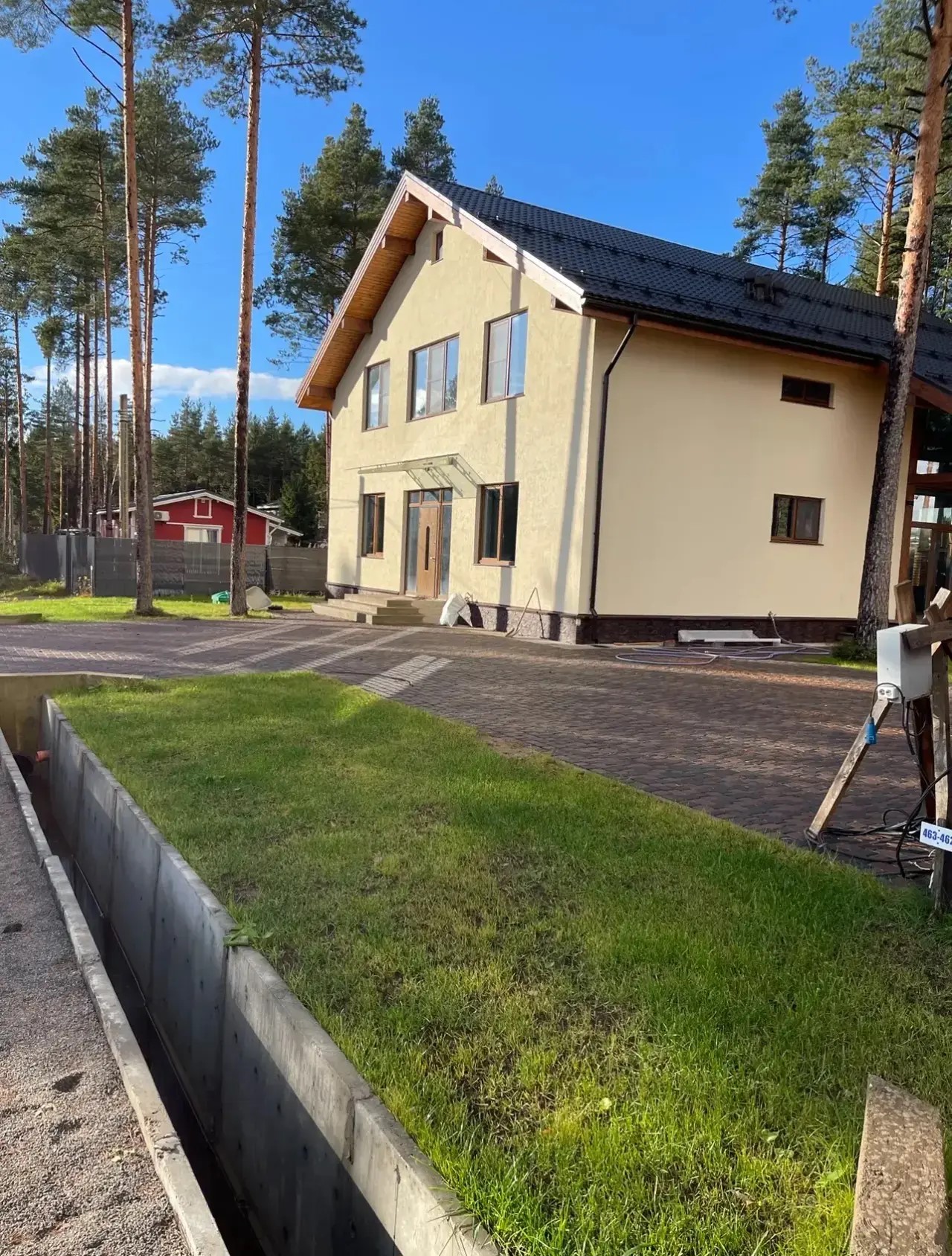 Газон и мощение у дома