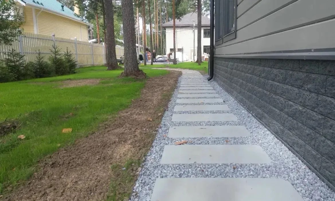 Дорожка вдоль дома